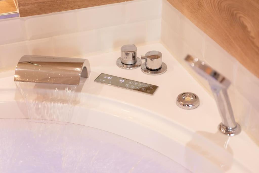 Suite Love Jacuzzi Montevrain Exterior photo