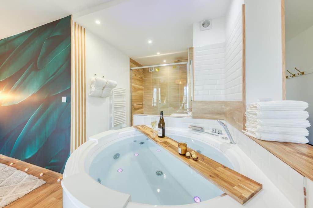 Suite Love Jacuzzi Montevrain Exterior photo