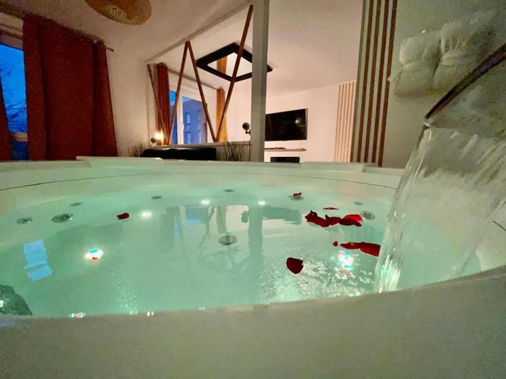 Suite Love Jacuzzi Montevrain Exterior photo